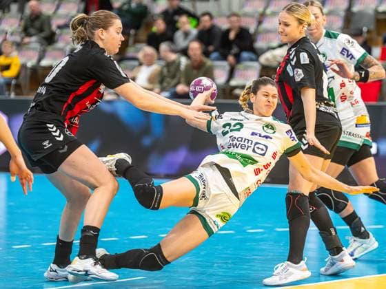 Sport Themen der Woche KW45 Sport Bilder des Tages Sina Ehmann (Frisch Auf Frauen, 22) setzt sich gegen Rozemarijn Alderden (TSV Bayer 04 Leverkusen, 30) durch, TSV Bayer 04 Leverkusen vs. Frisch Auf Goeppingen, Handball, 1. Bundesliga, Spielzeit 2024 2025, 09.11.2024 TSV Bayer 04 Leverkusen vs. Frisch Auf Goeppingen, Handball, 1. Bundesliga, Spielzeit 2024 2025, 09.11.2024 Leverkusen *** Sina Ehmann Frisch Auf Women, 22 prevails against Rozemarijn Alderden TSV Bayer 04 Leverkusen, 30, TSV Bayer 04 Leverkusen vs Frisch Auf Goeppingen, Handball, 1 Bundesliga, Season 2024 2025, 09 11 2024 TSV Bayer 04 Leverkusen vs Frisch Auf Goeppingen, Handball, 1 Bundesliga, Season 2024 2025, 09 11 2024 Leverkusen Copyright: xMichaelxSchmidt Eibner-Pressefotx EP_MST