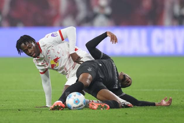 Sport Bilder des Tages 09.11.2024, xtgx, Fussball 1. Bundesliga, RB Leipzig - Moenchengladbach emspor, v.l. El Chadaille Bitshiabu (Leipzig, 5), Alassane Plea (Gladbach, 14) Zweikampf, Duell, Kampf, tackle (DFL DFB REGULATIONS PROHIBIT ANY USE OF PHOTOGRAPHS as IMAGE SEQUENCES and or QUASI-VIDEO) Leipzig