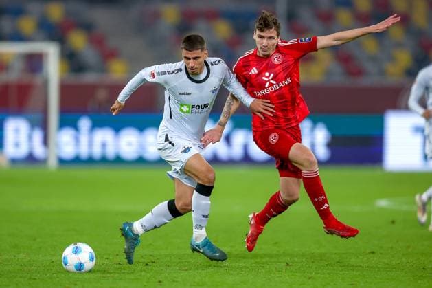 09.11.2024, Fußball, Fortuna Düsseldorf - SC Paderborn 07, 2. Bundesliga, Merkur Spiel-Arena, Saison 2024 2025: Zweikampf zwischen Koen Kostons (Paderborn 10) und Marcel Sobottka (Fortuna Düsseldorf 31) DFB regulations prohibit any use of photographs as image sequences and or quasi-video. Nordrhein-Westfalen Deutschland