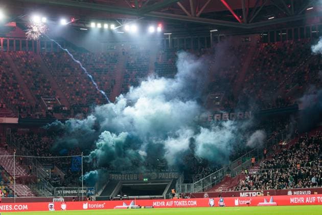 2. Fussball Bundesliga: Fortuna Düsseldorf 1895 - SC Paderborn 07; 09.11.2024 Zu Anpfiff zünden die Fans von SC Paderborn 07 zunächst blaue Rauchtöpfe, dann Feuerwerk und Bengalos 2. Fussball Bundesliga, Fortuna Düsseldorf 1895 - SC Paderborn 07, Düsseldorf, Merkur Spiel-Arena am 09.11.2024 DFL REGULATIONS PROHIBIT ANY USE OF PHOTOGRAPHS AS IMAGE SEQUENCES AND OR QUASI-VIDEO. Copyright: xBEAUTIFULxSPORTS Wunderlx