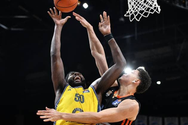 Sport Themen der Woche KW45 Sport Bilder des Tages Trevion Williams (ALBA Berlin, 50) und Isaiah Roby (Ratiopharm Ulm, 15) GER, Alba Berlin gegen Ratiopharm Ulm, Basketball, Basketball Bundesliga, Saison 2024 2025, 8. Spieltag, 09.11.2024 GER, Alba Berlin gegen Ratiopharm Ulm, Basketball, Basketball Bundesliga, Saison 2024 2025, 8. Spieltag, 09.11.2024 Berlin Copyright: xEibner-Pressefoto RyanxSleimanx EP_RSN
