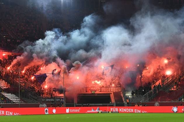 Fußball 2. Bundesliga 12. Spieltag Fortuna Düsseldorf - SC Paderborn 07 am 09.11.2024 in der Merkur Spiel-Arena in Düsseldorf Paderborner Fans zünden Bengalos Pyro Pyrotechnik Leuchtkörper Rauchbomben im Fanblock DFL regulations prohibit any use of photographs as image sequences and or quasi-video. xRx