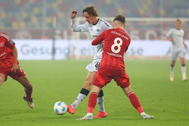 Luis Engelns 46 (SC Paderborn 07) im Zweikampf, Aktion, mit Isak Bergmann Johannesson 8 (Fortuna Duesseldorf) Fortuna Duesseldorf vs. SC Paderborn 07, Fussball, 2. Bundesliga, 12. Spieltag, Saison 2024 2025, 09.11.2024 DFL REGULATIONS PROHIBIT ANY USE OF PHOTOGRAPHS AS IMAGE SEQUENCES AND OR QUASI-VIDEO. Foto: kolbert-press Ant Palmer Merkur Spiel Arena NRW Deutschland Copyright: xkolbert-press AntxPalmerx