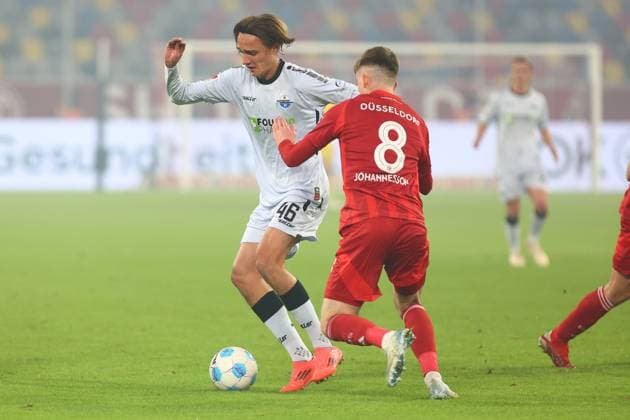 Luis Engelns 46 (SC Paderborn 07) im Zweikampf, Aktion, mit Isak Bergmann Johannesson 8 (Fortuna Duesseldorf) Fortuna Duesseldorf vs. SC Paderborn 07, Fussball, 2. Bundesliga, 12. Spieltag, Saison 2024 2025, 09.11.2024 DFL REGULATIONS PROHIBIT ANY USE OF PHOTOGRAPHS AS IMAGE SEQUENCES AND OR QUASI-VIDEO. Foto: kolbert-press Ant Palmer Merkur Spiel Arena NRW Deutschland Copyright: xkolbert-press AntxPalmerx