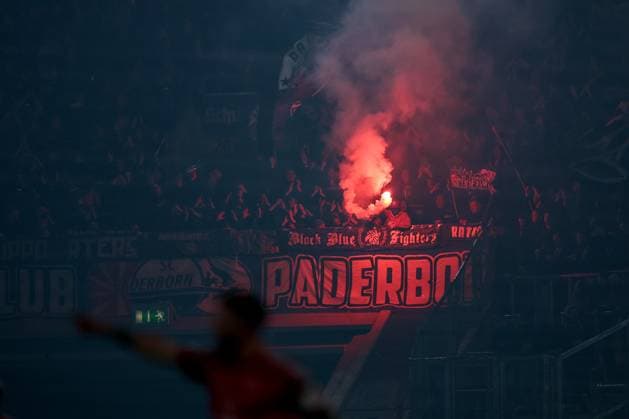 Sport Bilder des Tages 09.11.2024, Fußball, Fortuna Düsseldorf - SC Paderborn 07, 2. Bundesliga, Merkur Spiel-Arena, Saison 2024 2025: Fans im Gästeblock zünden Bengalisches Feuer und Feuerwerkskörper. DFB regulations prohibit any use of photographs as image sequences and or quasi-video. Nordrhein-Westfalen Deutschland
