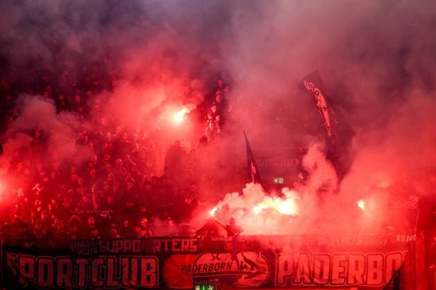 09.11.2024, Fußball, Fortuna Düsseldorf - SC Paderborn 07, 2. Bundesliga, Merkur Spiel-Arena, Saison 2024 2025: Fans im Gästeblock zünden Bengalisches Feuer und Feuerwerkskörper. DFB regulations prohibit any use of photographs as image sequences and or quasi-video. Nordrhein-Westfalen Deutschland