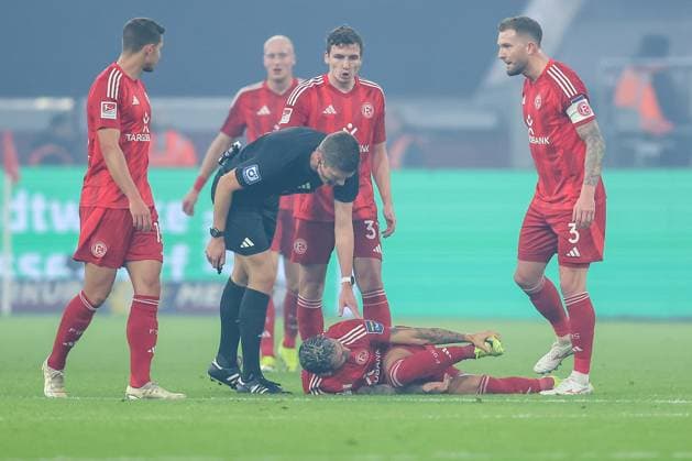 09.11.2024, Fußball, Fortuna Düsseldorf - SC Paderborn 07, 2. Bundesliga, Merkur Spiel-Arena, Saison 2024 2025: Matthias Zimmermann (Fortuna Düsseldorf 25) liegt nach Foul von Filip Bilbija (Paderborn 7) mit Schmerzen auf dem Spielfeld. DFB regulations prohibit any use of photographs as image sequences and or quasi-video. Nordrhein-Westfalen Deutschland
