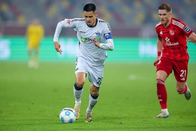 09.11.2024, Fußball, Fortuna Düsseldorf - SC Paderborn 07, 2. Bundesliga, Merkur Spiel-Arena, Saison 2024 2025: Zweikampf zwischen Raphael Obermair (Paderborn 23) gegen Tim Rossmann (Fortuna Düsseldorf 21) DFB regulations prohibit any use of photographs as image sequences and or quasi-video. Nordrhein-Westfalen Deutschland