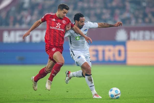 09.11.2024, Fußball, Fortuna Düsseldorf - SC Paderborn 07, 2. Bundesliga, Merkur Spiel-Arena, Saison 2024 2025: Zweikampf zwischen Tim Oberdorf (Fortuna Düsseldorf 15) gegen Adriano Grimaldi (Paderborn 39) DFB regulations prohibit any use of photographs as image sequences and or quasi-video. Nordrhein-Westfalen Deutschland
