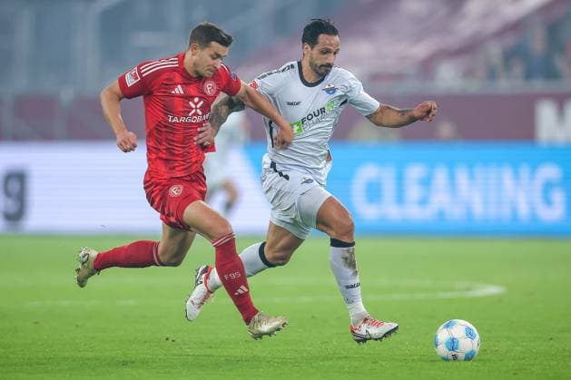 09.11.2024, Fußball, Fortuna Düsseldorf - SC Paderborn 07, 2. Bundesliga, Merkur Spiel-Arena, Saison 2024 2025: Zweikampf zwischen Tim Oberdorf (Fortuna Düsseldorf 15) gegen Adriano Grimaldi (Paderborn 39) DFB regulations prohibit any use of photographs as image sequences and or quasi-video. Nordrhein-Westfalen Deutschland