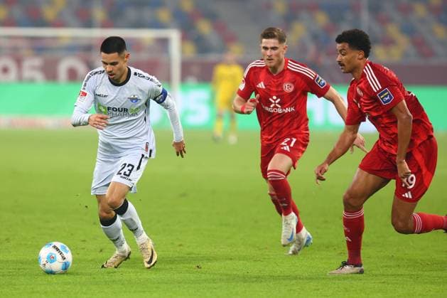Raphael Obermair 23 (SC Paderborn 07) im Zweikampf, Aktion, mit Emmanuel Iyoha 19 (Fortuna Duesseldorf) Tim Rossmann 21 (Fortuna Duesseldorf) Fortuna Duesseldorf vs. SC Paderborn 07, Fussball, 2. Bundesliga, 12. Spieltag, Saison 2024 2025, 09.11.2024 DFL REGULATIONS PROHIBIT ANY USE OF PHOTOGRAPHS AS IMAGE SEQUENCES AND OR QUASI-VIDEO. Foto: kolbert-press Ant Palmer Merkur Spiel Arena NRW Deutschland Copyright: xkolbert-press AntxPalmerx