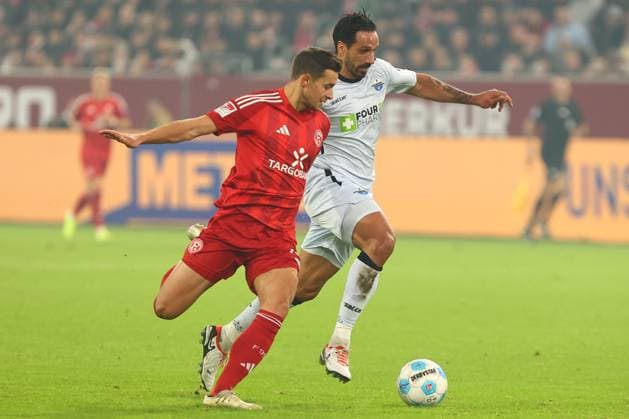 Adriano Grimaldi 39 (SC Paderborn 07) im Zweikampf, Aktion, mit Tim Oberdorf 15 (Fortuna Duesseldorf) Fortuna Duesseldorf vs. SC Paderborn 07, Fussball, 2. Bundesliga, 12. Spieltag, Saison 2024 2025, 09.11.2024 DFL REGULATIONS PROHIBIT ANY USE OF PHOTOGRAPHS AS IMAGE SEQUENCES AND OR QUASI-VIDEO. Foto: kolbert-press Ant Palmer Merkur Spiel Arena NRW Deutschland Copyright: xkolbert-press AntxPalmerx