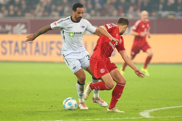 Adriano Grimaldi 39 (SC Paderborn 07) im Zweikampf, Aktion, mit Tim Oberdorf 15 (Fortuna Duesseldorf) Fortuna Duesseldorf vs. SC Paderborn 07, Fussball, 2. Bundesliga, 12. Spieltag, Saison 2024 2025, 09.11.2024 DFL REGULATIONS PROHIBIT ANY USE OF PHOTOGRAPHS AS IMAGE SEQUENCES AND OR QUASI-VIDEO. Foto: kolbert-press Ant Palmer Merkur Spiel Arena NRW Deutschland Copyright: xkolbert-press AntxPalmerx