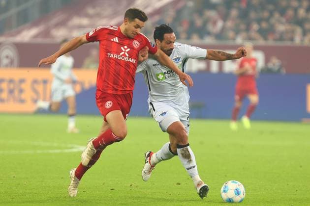 Adriano Grimaldi 39 (SC Paderborn 07) im Zweikampf, Aktion, mit Tim Oberdorf 15 (Fortuna Duesseldorf) Fortuna Duesseldorf vs. SC Paderborn 07, Fussball, 2. Bundesliga, 12. Spieltag, Saison 2024 2025, 09.11.2024 DFL REGULATIONS PROHIBIT ANY USE OF PHOTOGRAPHS AS IMAGE SEQUENCES AND OR QUASI-VIDEO. Foto: kolbert-press Ant Palmer Merkur Spiel Arena NRW Deutschland Copyright: xkolbert-press AntxPalmerx