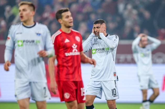09.11.2024, Fußball, Fortuna Düsseldorf - SC Paderborn 07, 2. Bundesliga, Merkur Spiel-Arena, Saison 2024 2025: Koen Kostons (Paderborn 10) steht enttäuscht gestikulierend nach dem verschossenen Torschuss auf dem Spielfeld DFB regulations prohibit any use of photographs as image sequences and or quasi-video. Nordrhein-Westfalen Deutschland