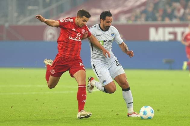 Adriano Grimaldi 39 (SC Paderborn 07) im Zweikampf, Aktion, mit Tim Oberdorf 15 (Fortuna Duesseldorf) Fortuna Duesseldorf vs. SC Paderborn 07, Fussball, 2. Bundesliga, 12. Spieltag, Saison 2024 2025, 09.11.2024 DFL REGULATIONS PROHIBIT ANY USE OF PHOTOGRAPHS AS IMAGE SEQUENCES AND OR QUASI-VIDEO. Foto: kolbert-press Ant Palmer Merkur Spiel Arena NRW Deutschland Copyright: xkolbert-press AntxPalmerx