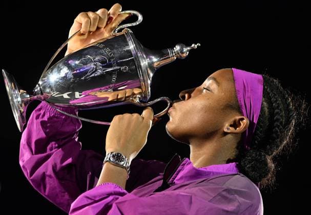 Sport Themen der Woche KW45 Sport Bilder des Tages WTA, Tennis Damen Finals 2024 - Day 8 RIYADH, SAUDI ARABIA - NOVEMBER 09: Coco Gauff of USA celebrates with the Official Trophy after winning the Final match against Quinwen Zheng of China on Day 8 of the 2024 WTA Finals, part of the Hologic WTA Tour, held at King Saud University Indoor Arena, on November 09, 2024, in Riyadh, Saudi Arabia. Riyadh Saudi Arabia  Copyright: xArturxWidakx originalFilename:widak-wtafinal241109_npMZa.jpg