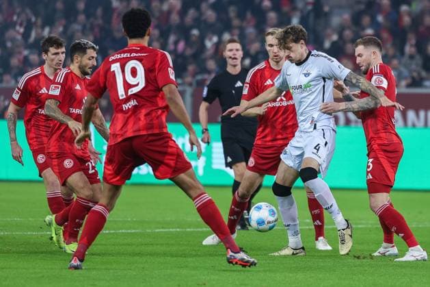 Fußball 2. Bundesliga 12. Spieltag Fortuna Düsseldorf - SC Paderborn 07 am 09.11.2024 in der Merkur Spiel-Arena in Düsseldorf Emmanuel Iyoha ( Düsseldorf ), links - Calvin Brackelmann ( Paderborn ), mitte - Andre Hoffmann ( Düsseldorf ), rechts DFL regulations prohibit any use of photographs as image sequences and or quasi-video. xJRx