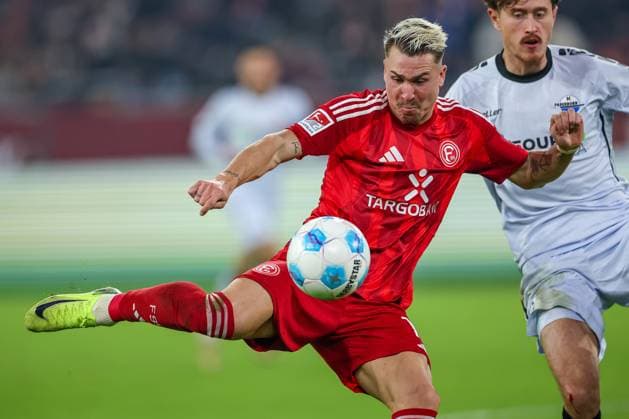 09.11.2024, Fußball, Fortuna Düsseldorf - SC Paderborn 07, 2. Bundesliga, Merkur Spiel-Arena, Saison 2024 2025: Zweikampf zwischen Felix Klaus (Fortuna Düsseldorf 11) und Calvin Brackelmann (Paderborn 4) DFB regulations prohibit any use of photographs as image sequences and or quasi-video. Nordrhein-Westfalen Deutschland