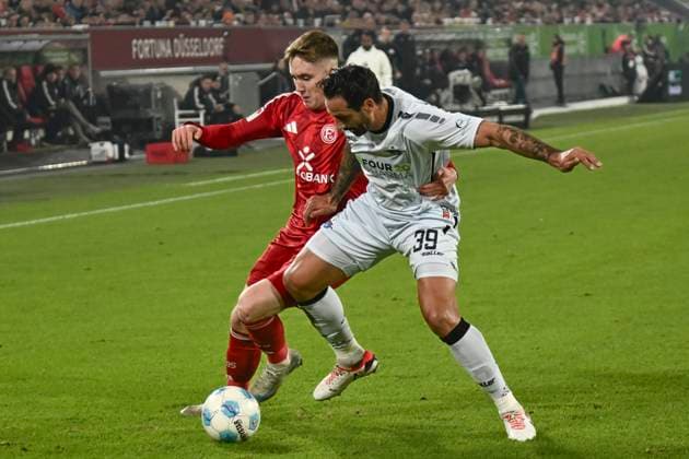 v. li. im Zweikampf Isak Johannesson (Duesseldorf 8) Adriano Grimaldi (Paderborn 39) 09.11.2024 Fussball Fortuna Duesseldorf vs SC Paderborn 07, Merkur Spiel-Arena, Duesseldorf, DFB DFL REGULATIONS PROHIBIT ANY USE OF PHOTOGRAPHS AS IMAGE SEQUENCES AND OR QUASI-VIDEO NRW Germany Copyright: xpepphotox xHorstxMauelshagenx pep00321, pep_20241109_hm_3423