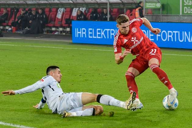 v. li. im Zweikampf Raphael Obermair (Paderborn 23) Tim Rossmann (Duesseldorf 21) 09.11.2024 Fussball Fortuna Duesseldorf vs SC Paderborn 07, Merkur Spiel-Arena, Duesseldorf, DFB DFL REGULATIONS PROHIBIT ANY USE OF PHOTOGRAPHS AS IMAGE SEQUENCES AND OR QUASI-VIDEO NRW Germany Copyright: xpepphotox xHorstxMauelshagenx pep00321, pep_20241109_hm_3392