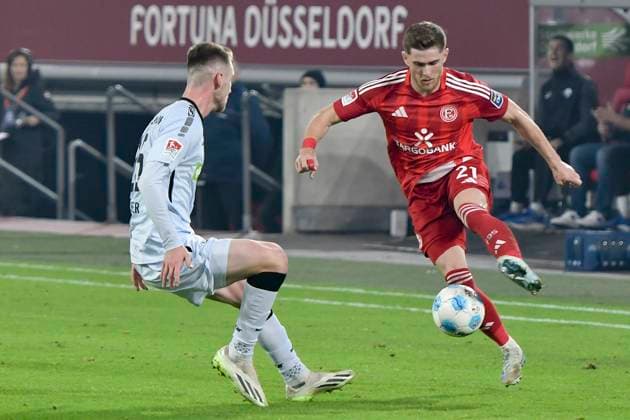 v. li. im Zweikampf Tjark Scheller (Paderborn 25) Tim Rossmann (Duesseldorf 21) 09.11.2024 Fussball Fortuna Duesseldorf vs SC Paderborn 07, Merkur Spiel-Arena, Duesseldorf, DFB DFL REGULATIONS PROHIBIT ANY USE OF PHOTOGRAPHS AS IMAGE SEQUENCES AND OR QUASI-VIDEO NRW Germany Copyright: xpepphotox xHorstxMauelshagenx pep00321, pep_20241109_hm_3370