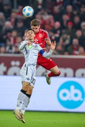 09.11.2024, Fußball, Fortuna Düsseldorf - SC Paderborn 07, 2. Bundesliga, Merkur Spiel-Arena, Saison 2024 2025: Zweikampf Tim Rossmann (Fortuna Düsseldorf 21) gegen Raphael Obermair (Paderborn 23) Kopfball Kopfballduell DFB regulations prohibit any use of photographs as image sequences and or quasi-video. Nordrhein-Westfalen Deutschland
