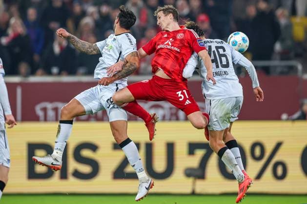 Sport Bilder des Tages 09.11.2024, Fußball, Fortuna Düsseldorf - SC Paderborn 07, 2. Bundesliga, Merkur Spiel-Arena, Saison 2024 2025: Zweikampf Tim Rossmann (Fortuna Düsseldorf 21) gegen Adriano Grimaldi (Paderborn 39) und Luis Engelns (Paderborn 46) Kopfball Kopfballduell DFB regulations prohibit any use of photographs as image sequences and or quasi-video. Nordrhein-Westfalen Deutschland