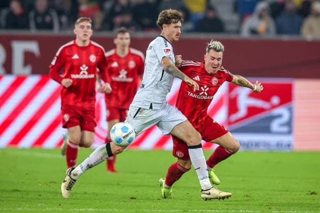 09.11.2024, Fußball, Fortuna Düsseldorf - SC Paderborn 07, 2. Bundesliga, Merkur Spiel-Arena, Saison 2024 2025: Calvin Brackelmann (Paderborn 4) gegen Felix Klaus (Fortuna Düsseldorf 11) Zweikampf DFB regulations prohibit any use of photographs as image sequences and or quasi-video. Nordrhein-Westfalen Deutschland