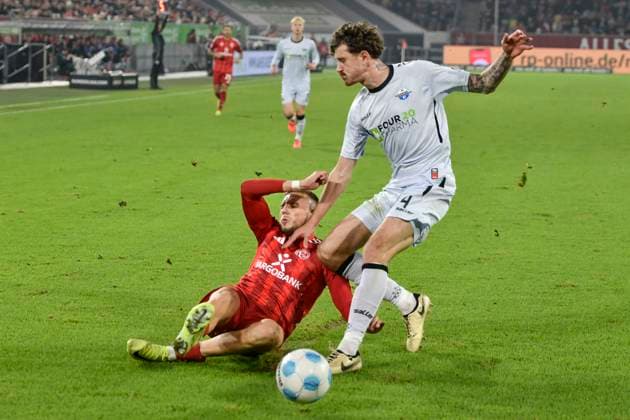v. li. im Zweikampf Jona Niemiec (Duesseldorf 18) Calvin Brackelmann (Paderborn 4) 09.11.2024 Fussball Fortuna Duesseldorf vs SC Paderborn 07, Merkur Spiel-Arena, Duesseldorf, DFB DFL REGULATIONS PROHIBIT ANY USE OF PHOTOGRAPHS AS IMAGE SEQUENCES AND OR QUASI-VIDEO NRW Germany Copyright: xpepphotox xHorstxMauelshagenx pep00321, pep_20241109_hm_4067