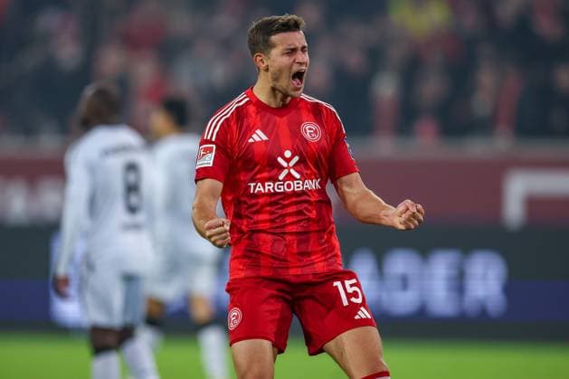 09.11.2024, Fußball, Fortuna Düsseldorf - SC Paderborn 07, 2. Bundesliga, Merkur Spiel-Arena, Saison 2024 2025: Torjubel nach dem 1:0 für Düsseldorf nach EIgentor von Felix Götze (Paderborn 20). Tim Oberdorf (Fortuna Düsseldorf 15) steht erleichtert jubelnd auf dem Spielfeld DFB regulations prohibit any use of photographs as image sequences and or quasi-video. Nordrhein-Westfalen Deutschland