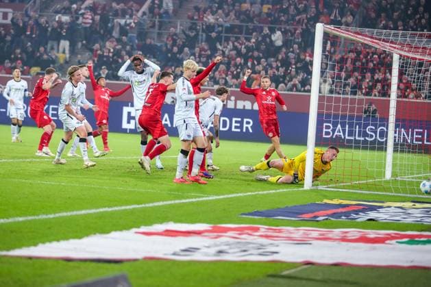 09.11.2024, Fußball, Fortuna Düsseldorf - SC Paderborn 07, 2. Bundesliga, Merkur Spiel-Arena, Saison 2024 2025: Torjubel nach dem 1:0 für Düsseldorf nach EIgentor von Felix Götze (Paderborn 20). Enttäuschte gesichter bei Paderborn DFB regulations prohibit any use of photographs as image sequences and or quasi-video. Nordrhein-Westfalen Deutschland
