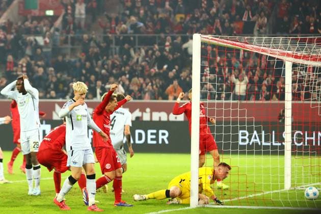 Ausgleich fuer Fortuna in der Nachspielzeit, Eigentor durch Calvin Brackelmann 4 (SC Paderborn 07) Fortuna Duesseldorf vs. SC Paderborn 07, Fussball, 2. Bundesliga, 12. Spieltag, Saison 2024 2025, 09.11.2024 DFL REGULATIONS PROHIBIT ANY USE OF PHOTOGRAPHS AS IMAGE SEQUENCES AND OR QUASI-VIDEO. Foto: kolbert-press Ant Palmer Merkur Spiel Arena NRW Deutschland Copyright: xkolbert-press AntxPalmerx