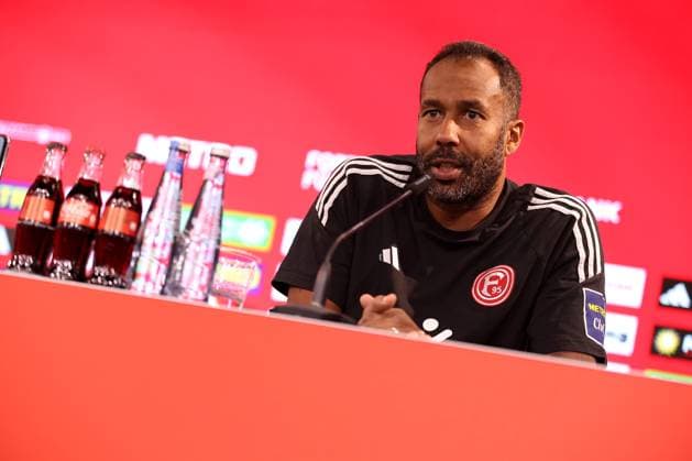09.11.2024, Fußball, Fortuna Düsseldorf - SC Paderborn 07, 2. Bundesliga, Merkur Spiel-Arena, Saison 2024 2025: Pressekonferenz mit den Trainern nach dem Spiel. Cheftrainer Daniel Thioune (Trainer Fortuna Düsseldorf) DFB regulations prohibit any use of photographs as image sequences and or quasi-video. Nordrhein-Westfalen Deutschland