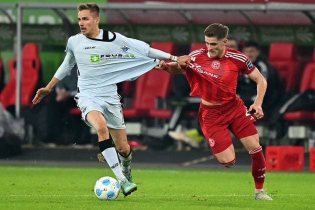 Duesseldorf, Merkusr-Spielarena, 09.11.24, GER, Herren, 2.Bundesliga, Saison 2024-2025, Fortuna Duesseldorf - SC Paderborn 07 Bild: v.li. im Zweikampf Filip BILBIJA (Paderborn) und Tim ROSSMANN (Duesseldorf) Only for editorial use! DFL regulations prohibit any use of photographs as image sequences and or quasi-video. NRW Deutschland