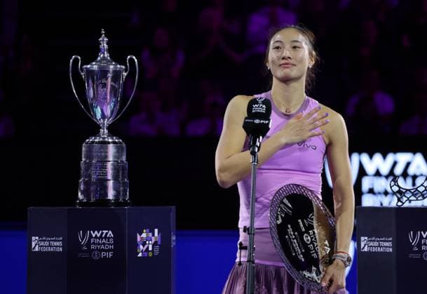 (241110) -- RIYADH, Nov. 10, 2024 -- Zheng Qinwen of China speaks to the audience during the awarding ceremony of the final match against Coco Gauff of the United States at WTA, Tennis Damen Finals tennis tournament in Riyadh, Saudi Arabia, Nov. 9, 2024. ) (SP)SAUDI ARABIA-RIYADH-TENNIS-WTA FINALS-FINAL WangxHaizhou 