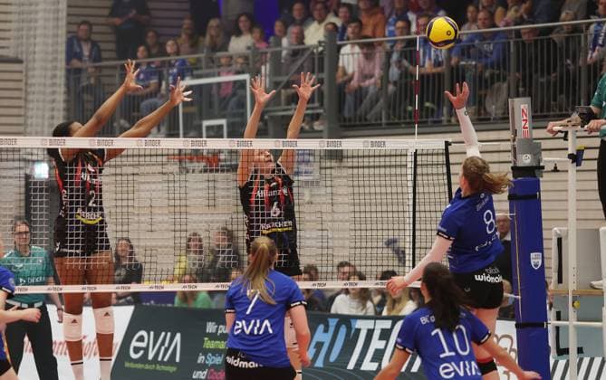 Weissach , DVV Pokal Achtelfinale , Volleyball Binder Blaubären TSV Flacht vs. Allianz MTV Stuttgart , von links: Breland Morrissette Antonia Stautz ( Stgt ) Hanne Binkau ( Flacht )