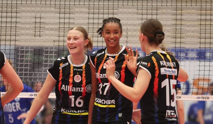 Weissach , DVV Pokal Achtelfinale , Volleyball Binder Blaubären TSV Flacht vs. Allianz MTV Stuttgart , Jubel Stuttgart , von links: Marie Steinhilber Leilani Slacanin ( Stgt )