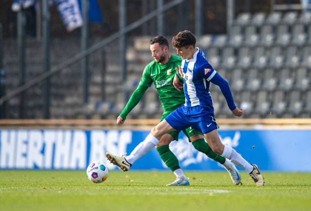 Fussball, Herren, Saison 2024 2025, Regionalliga Nordost (15. Spieltag), Hertha BSC II - BSG Chemie Leipzig, v.l. Janik Mäder (Chemie Leipzig), Janne Berner (Hertha BSC II), 09.11. 2024, Copyright: xSebastianxRäppold MatthiasxKochx