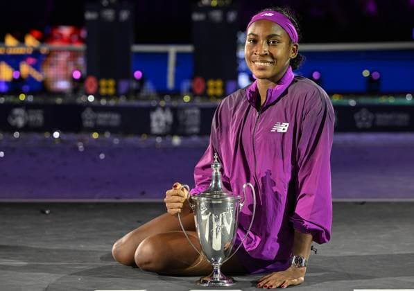 WTA, Tennis Damen Finals 2024 - Day 8 RIYADH, SAUDI ARABIA - NOVEMBER 09: Coco Gauff of the United States poses with the Billie Jean King Trophy after defeating Qinwen Zheng of China during the Singles Final at King Saud University Indoor Arena of the WTA Finals Riyadh as part of the Hologic WTA Tour 2024, on November 09, 2024, in Riyadh, Saudi Arabia. Riyadh Saudi Arabia  Copyright: xArturxWidakx originalFilename:widak-wtafinal241109_npJT9.jpg