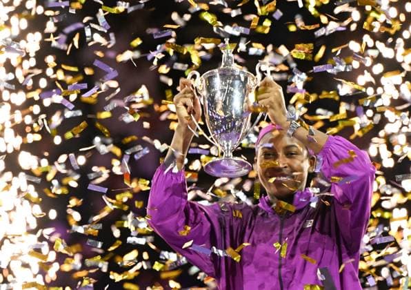 WTA, Tennis Damen Finals 2024 - Day 8 RIYADH, SAUDI ARABIA - NOVEMBER 09: Coco Gauff of the United States poses with the Billie Jean King Trophy after defeating Qinwen Zheng of China during the Singles Final at King Saud University Indoor Arena of the WTA Finals Riyadh as part of the Hologic WTA Tour 2024, on November 09, 2024, in Riyadh, Saudi Arabia. Riyadh Saudi Arabia  Copyright: xArturxWidakx originalFilename:widak-wtafinal241109_npOZ3.jpg