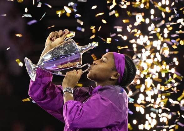 WTA, Tennis Damen Finals 2024 - Day 8 RIYADH, SAUDI ARABIA - NOVEMBER 09: Coco Gauff of the United States poses with the Billie Jean King Trophy after defeating Qinwen Zheng of China during the Singles Final at King Saud University Indoor Arena of the WTA Finals Riyadh as part of the Hologic WTA Tour 2024, on November 09, 2024, in Riyadh, Saudi Arabia. Riyadh Saudi Arabia  Copyright: xArturxWidakx originalFilename:widak-wtafinal241109_nprYp.jpg