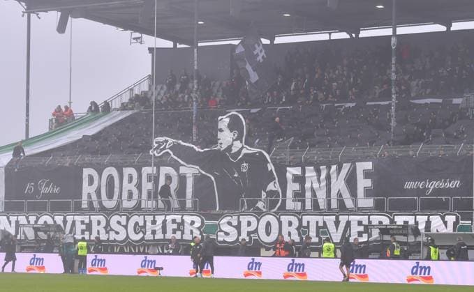 10.11.2024, xblx, Fussball 2.Bundesliga, SV Elversberg - Hannover 96 emspor, v.l. Choreographie, Choreo, Choreografie, Fans, Ultras, Zuschauer, Banner, Robert Enke (DFL DFB REGULATIONS PROHIBIT ANY USE OF PHOTOGRAPHS as IMAGE SEQUENCES and or QUASI-VIDEO) Elversberg
