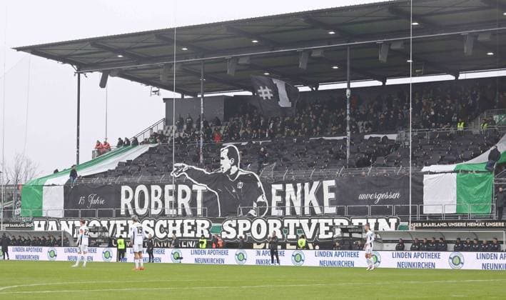 Sport Bilder des Tages 10.11.2024, Fussball, Herren, 2. Bundesliga, Saison 2024 2025, SV 07 Elversberg - Hannover 96, Choreo der Hannover 96 Fans in Gedenken an Robert Enke Elversberg Ursapharm-Arena an der Kaiserlinde Saarland Deutschland (DE) Copyright: xFabianxKleerx