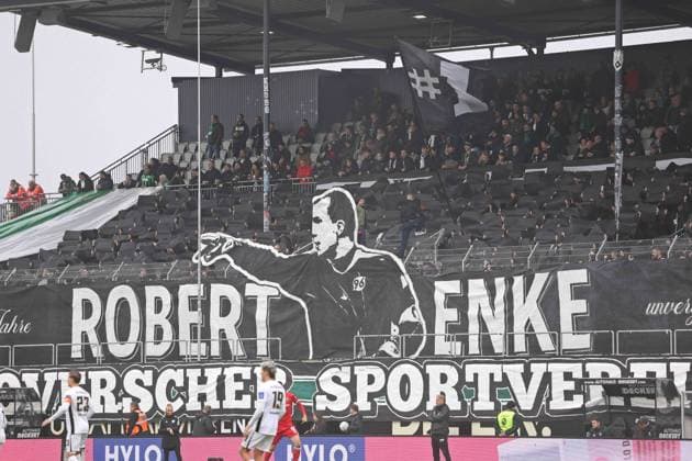 10.11.2024, Fussball, Herren, 2. Bundesliga, Saison 2024 2025, SV 07 Elversberg - Hannover 96, Choreo der Hannover 96 Fans in Gedenken an Robert Enke Elversberg Ursapharm-Arena an der Kaiserlinde Saarland Deutschland (DE) Copyright: xFabianxKleerx