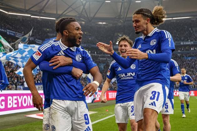 Bilder des Jahres 2024, Sport 11 November Sport Themen der Woche KW45 Sport Bilder des Tages Gelsenkirchen, Deutschland, 10.11.24: Moussa Sylla (FC Schalke 04) Torjubel, jubelt mit seiner Mannschaft nach dem Treffer zum 2:0 waehrend des Spiels der 2. Bundesliga zwischen FC Schalke 04 - SSV Jahn Regensburg in der Veltins-Arena am 10. November 2024 in Gelsenkirchen, Deutschland. Gelsenkirchen Veltins-Arena Germany Copyright: xStefanxBrauer Brauer-Fotoagenturx