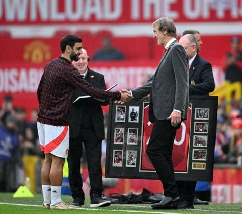 Manchester, England, 10th November 2024. Manchester United, ManU ęs Bruno Fernandes shakes hands with Sir Jim Ratcliffe during the Premier League match at Old Trafford, Manchester. Picture credit should read: Anna Gowthorpe Sportimage EDITORIAL USE ONLY. No use with unauthorised audio, video, data, fixture lists, club league logos or live services. Online in-match use limited to 120 images, no video emulation. No use in betting, games or single club league player publications. SPI-3449-0005