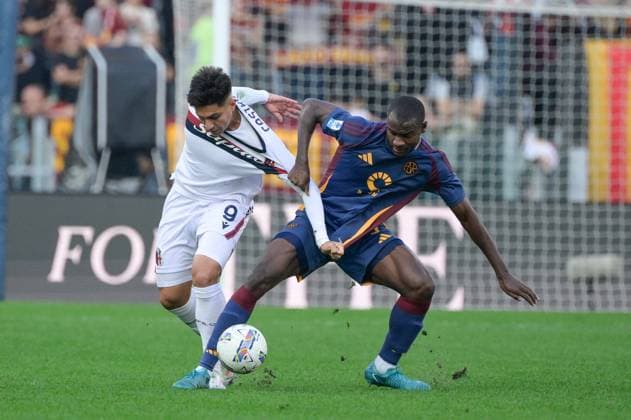 Sport Themen der Woche KW45 Sport Bilder des Tages CALCIO - Serie A - AS Roma vs Bologna FC Bologna s Santiago Castro and Romaâ??s Evan Ndicka during the Italian Football Championship League A Enilive 2024 2025 match between AS Roma vs Bologna FC at the Olimpic Stadium in Rome on 10 November 2024. Rome Italy  Copyright: xIPAxSport ABACAx