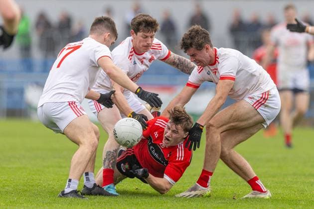 Bilder des Jahres 2024, Sport 11 November Sport Themen der Woche KW45 Sport Bilder des Tages Munster GAA Senior Football Club Championship Quarter-Final, Cusack Park, Ennis 10 11 2024 Eire Og Ennis vs Adare Hugh Bourke of Adare in action against Jarlath Collins, Aaron Fitzgerald and Manus Doherty of Eire Og Hugh Bourke in action against Jarlath Collins, Aaron Fitzgerald and Manus Doherty 10 11 2024  Copyright: x INPHO NatashaxBartonx 0L7A0017
