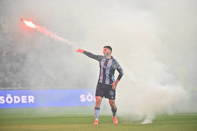 Bilder des Jahres 2024, Sport 11 November Sport Themen der Woche KW45 Sport Bilder des Tages STOCKHOLM, SVERIGE 20241110 Matchen fick avbrytas efter att en bengal kastats in pa planen under söndagens fotbollsmatch i allsvenskans sista omgang mellan Djurgarden och IFK Norrköping FK pa Tele2 Arena. STOCKHOLM SVERIGE x10060x  Copyright: xHenrikxMontgomery TTx ALLSVENSKAN DJURGARDEN-NORRKÖPING